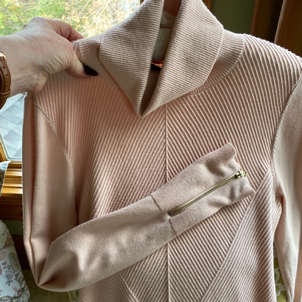 Dusty pink turtleneck, to take you into the spring